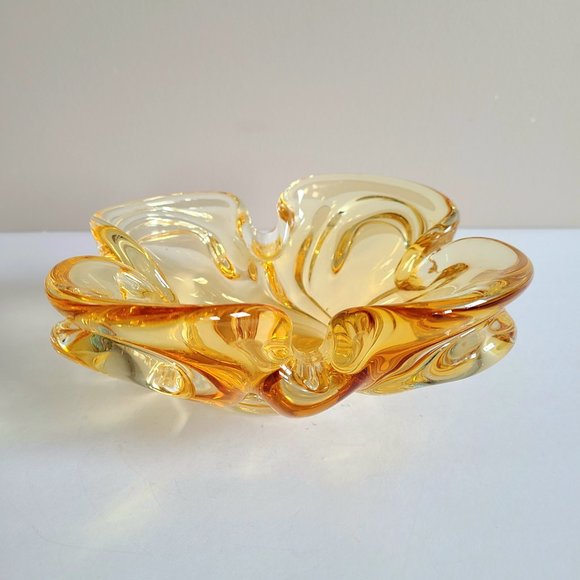 Chalet Canada Amber Yellow Art Glass Flower Organic Shape Bowl. - Picture 4 of 9